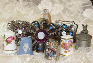 直輸入のウェッジウッドやロイヤルウースターのシンブル、ブローチ