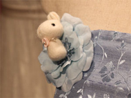 羊毛で作られた可愛らしいウサギをドレスに♪