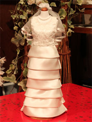 花嫁のウェディングドレスとおそろいのドレスを着せたミニトルソー