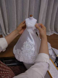 ミニチュアのウェディングドレスを着せたミニトルソーの製作の様子